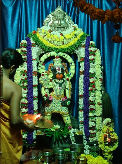 Description of Flowers Lord Hanuman Like ... offering several things to the Lord such as flowers, sindoor and so on ...